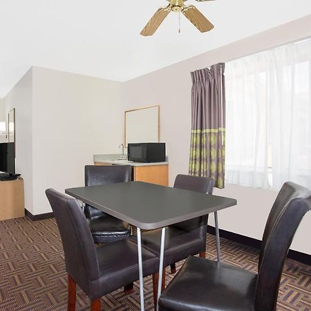 Super 8 By Wyndham Bloomfield Otel Dış mekan fotoğraf