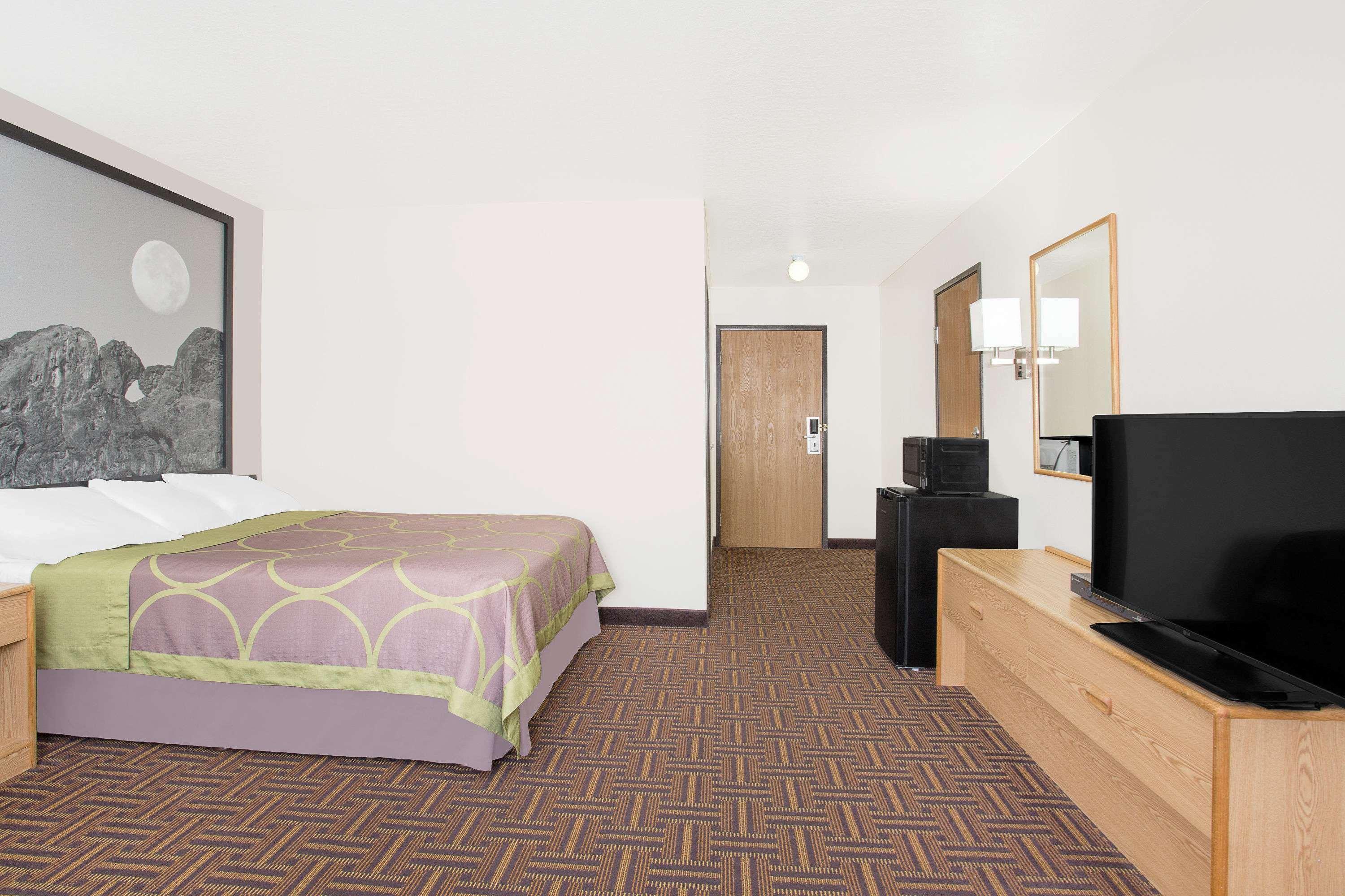 Super 8 By Wyndham Bloomfield Otel Dış mekan fotoğraf