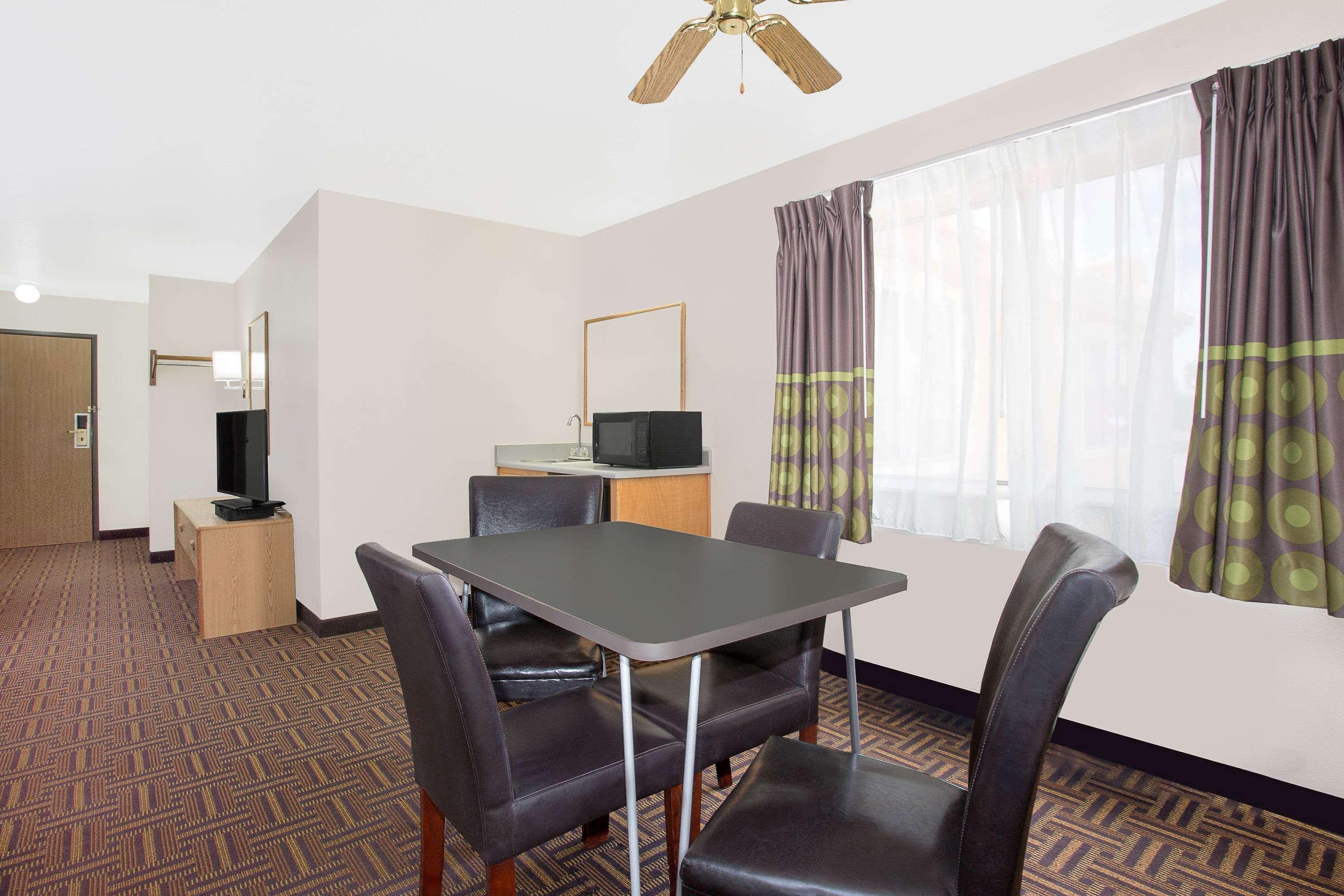 Super 8 By Wyndham Bloomfield Otel Dış mekan fotoğraf