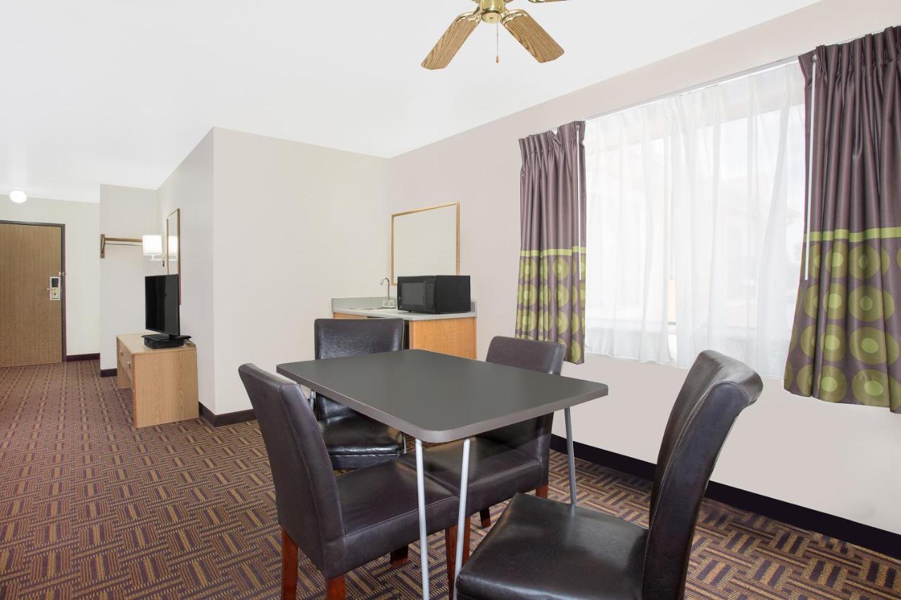 Super 8 By Wyndham Bloomfield Otel Dış mekan fotoğraf